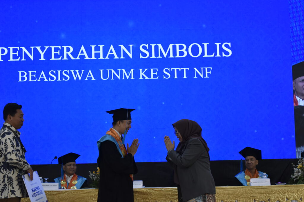 Dukung Pendidikan Berkelanjutan, UNM Serahkan Beasiswa S2 kepada Lulusan Terbaik STT-NF