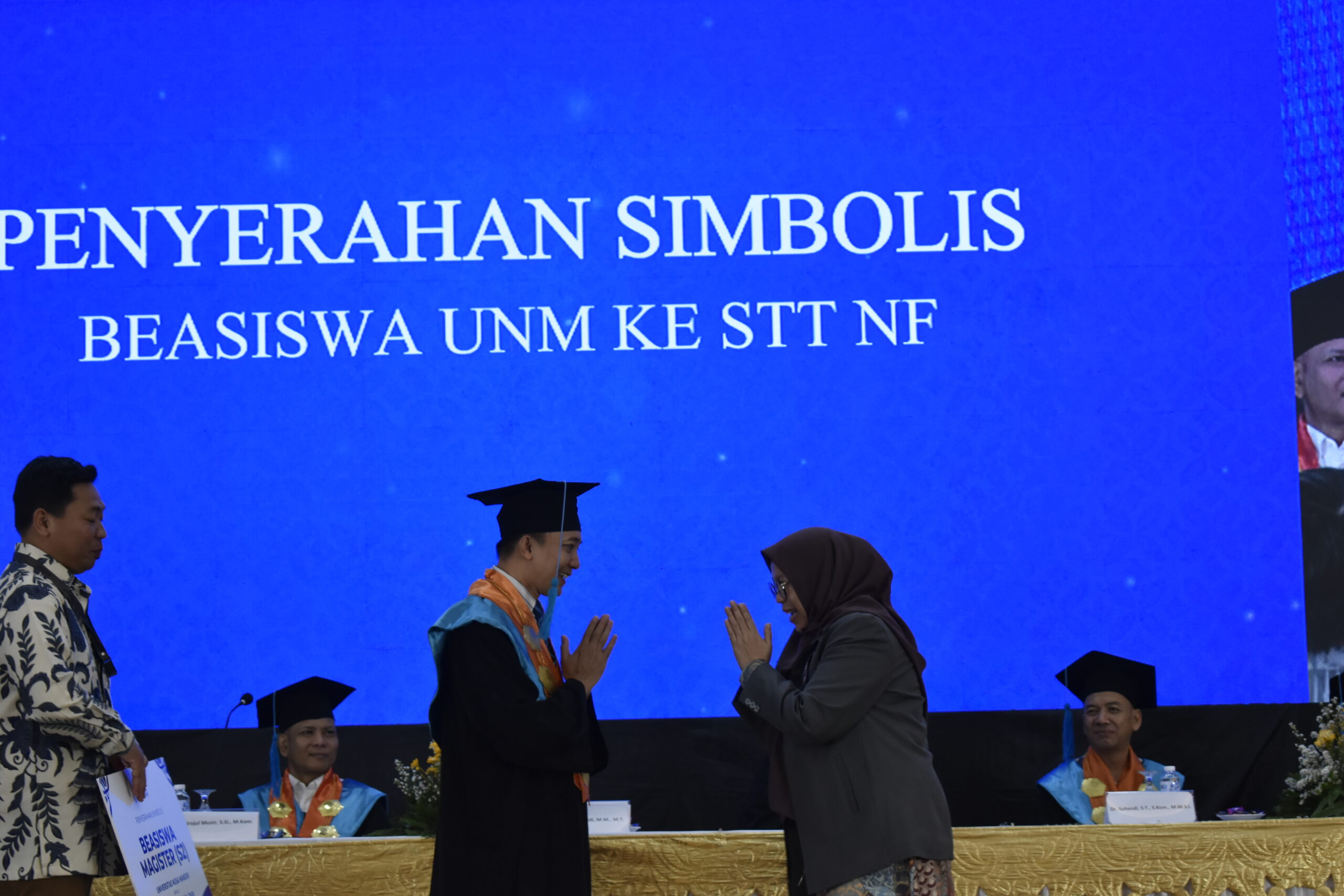 Dukung Pendidikan Berkelanjutan, UNM Serahkan Beasiswa S2 kepada Lulusan Terbaik STT-NF